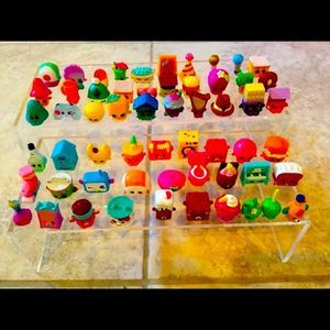 Super Cute and Detailed Pack Including Shopkins, Shopkin Charms, and Petkins.